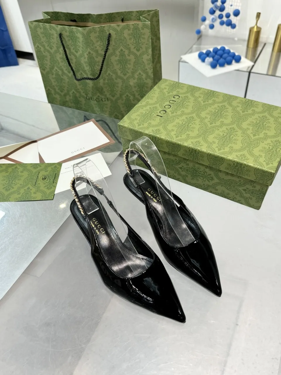 👟👟Ex-factory price 440👟👟 (genuine leather sole +40) Gucci Signoria pumps are named after the central square of Florence, recreating the classic and elegant style of the birthplace of the brand. Combining shiny patent leather with a pointed toe, these shoes are embellished with Gucci's signature chain, adding a stylish edge to your new season wardrobe. Upper: Made of first-layer imported patent cowhide/sheepskin lining. Outsole: rubber non-slip outsole/genuine leather outsole. Size: 35-42 (34/41 42 customized, non-refundable)
